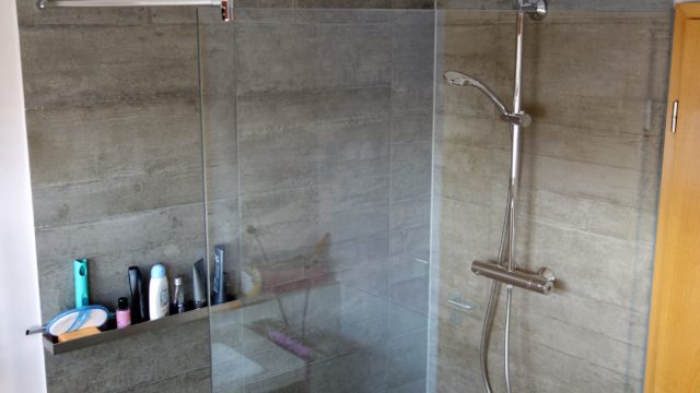 Mega komfortabel! Walk-in-Dusche mit fest verbauter Glasscheibe